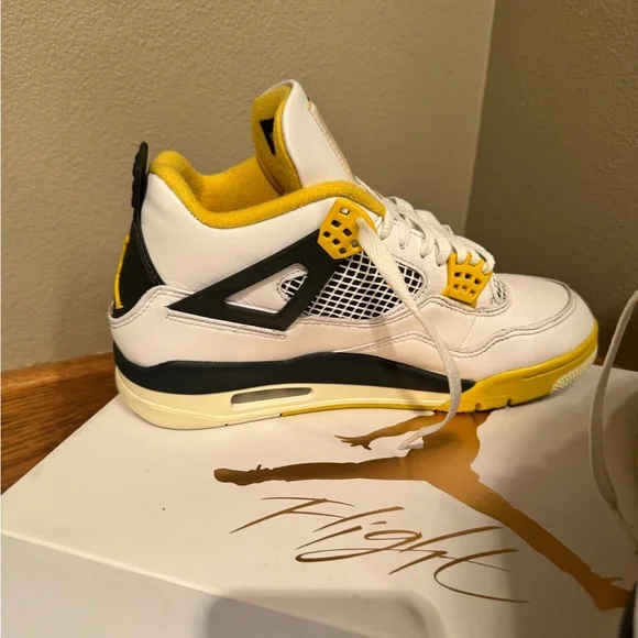 Women’s Air Jordan 4 Retro size 10 - Picture 5 of 10